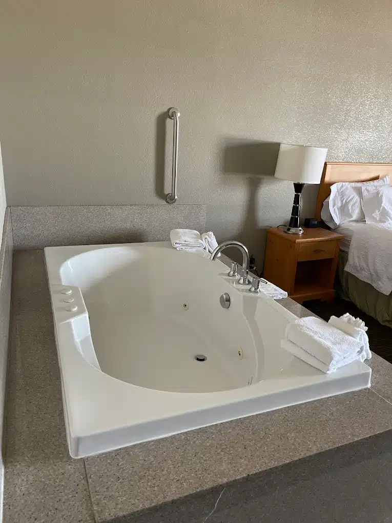 Hampton Inn & Suites By Hilton Petoskey has private jacuzzi