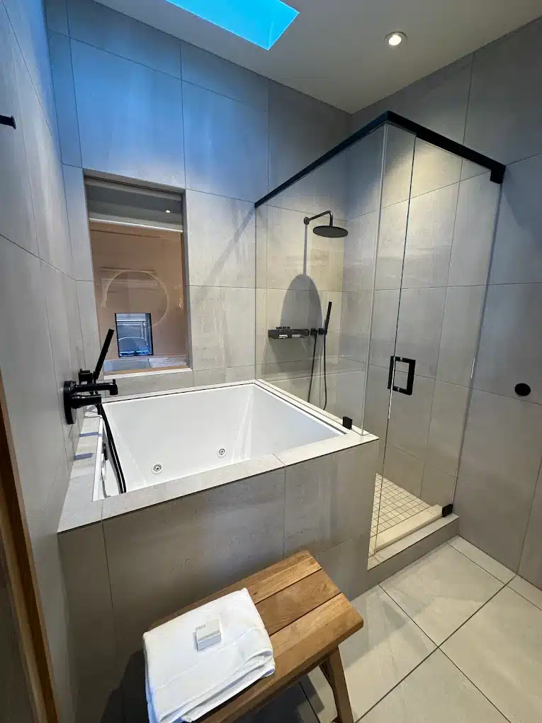 Desolation Hotel has jacuzzi suites