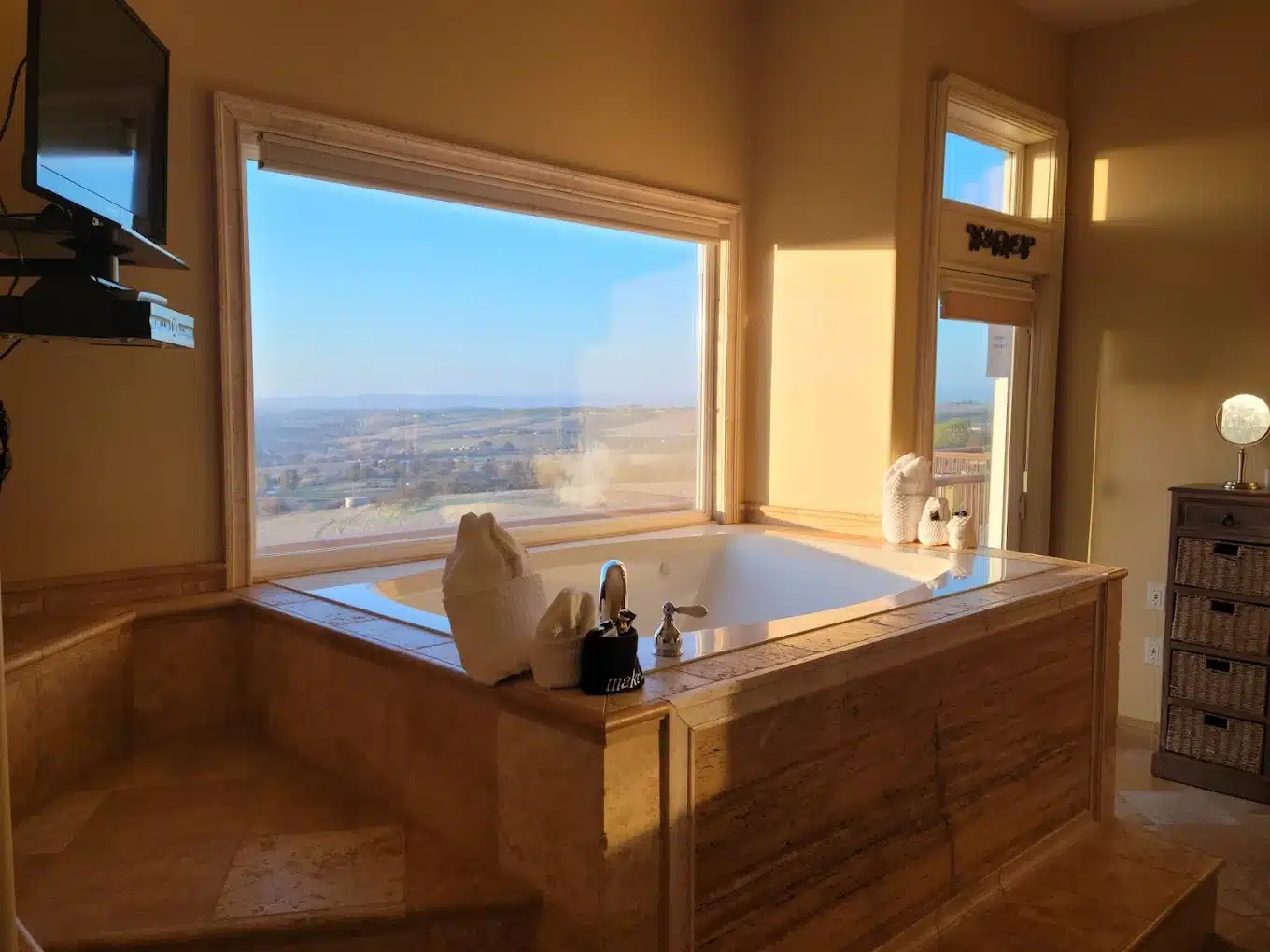 High Ridge Manor has jacuzzi suites