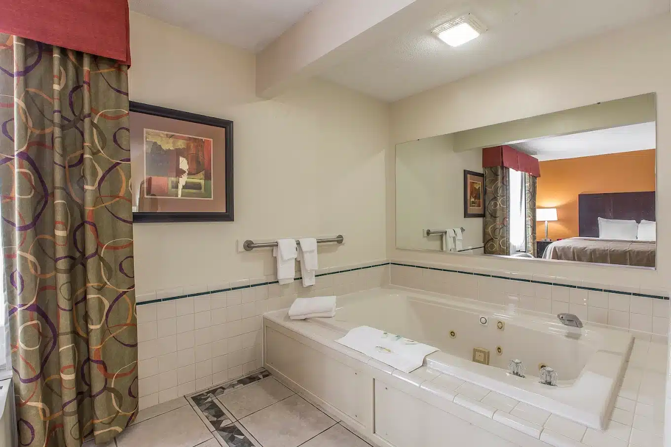 Quality Inn Crossville Near Cumberland Mountain State Park has Jacuzzi suites