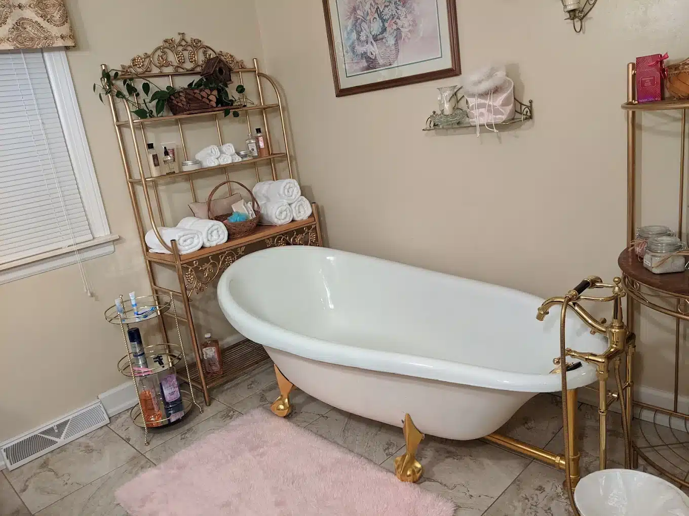 Cedar Grove Inn has suites with claw-foot tub