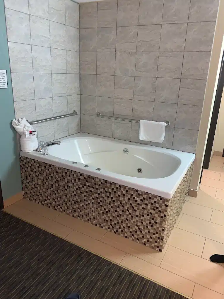 Days Inn by Wyndham Petoskey has private jacuzzi