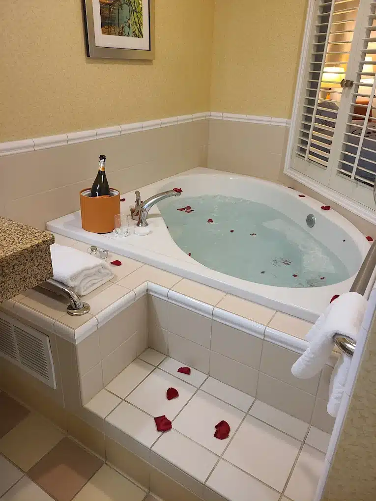 Fairfield Inn & Suites Wausau has jacuzzi suites