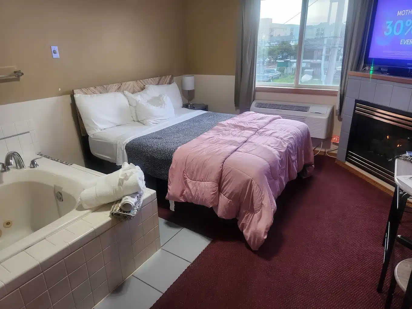 Hillcrest Inn has jacuzzi suites