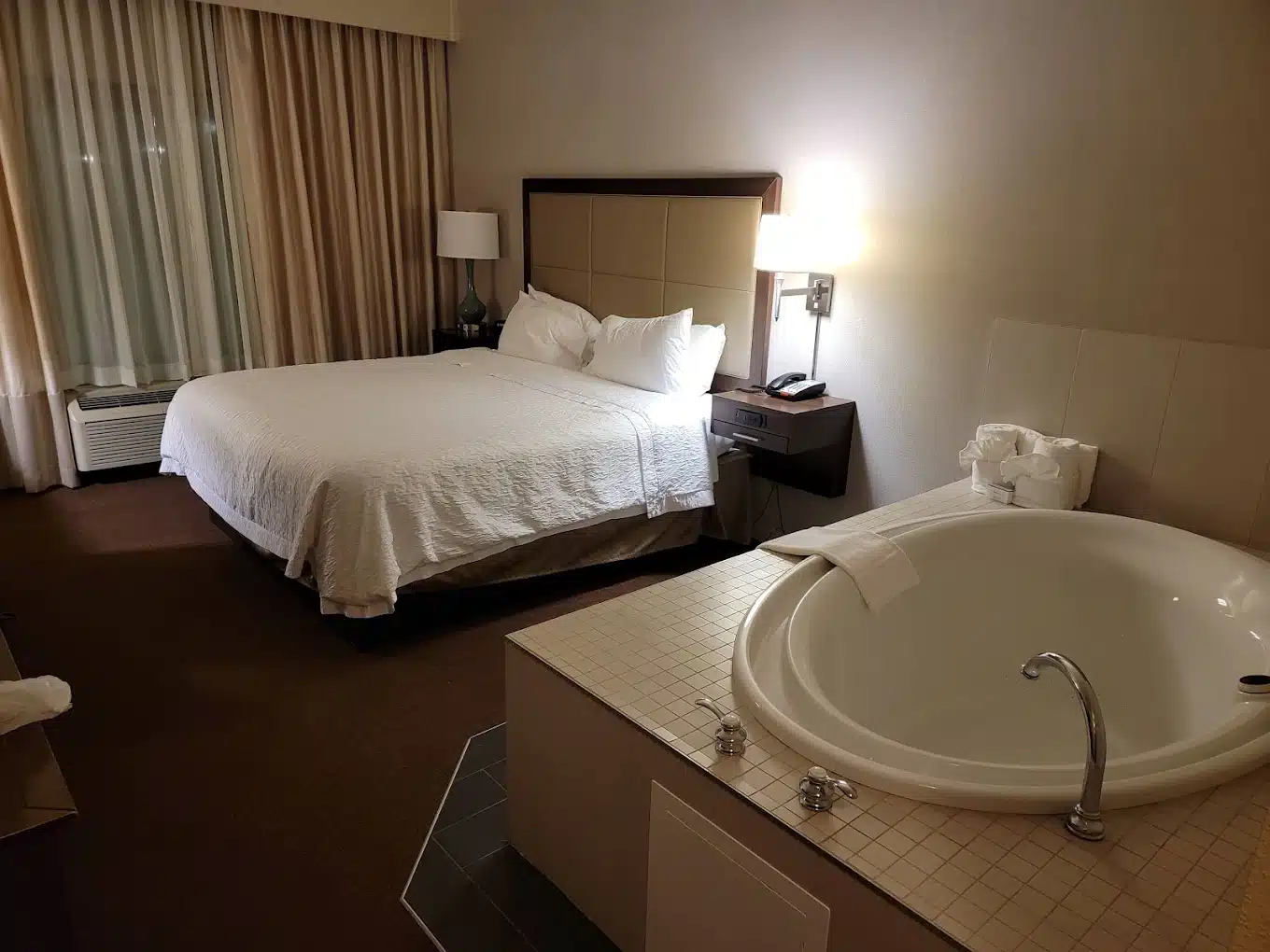 Hampton Inn Morristown I-81 has Jacuzzi suites