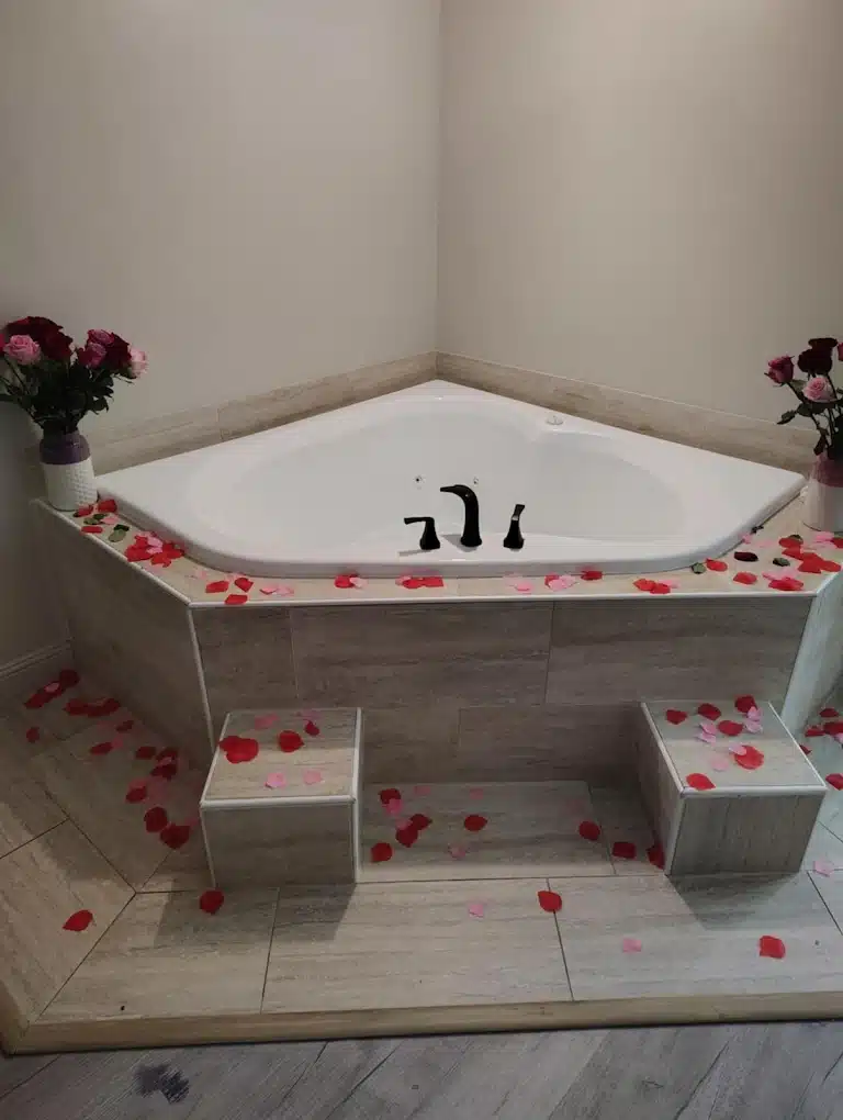 Days Inn by Wyndham Anderson/Clemson Area has Jacuzzi suites