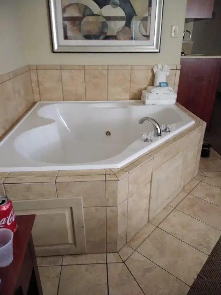 Holiday Inn Express & Suites Valdosta West - Mall Area by IHG has jacuzzi suites