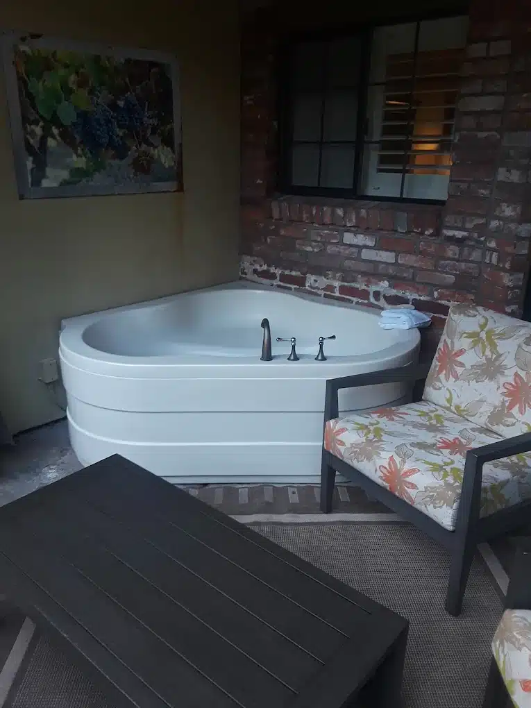 Paso Robles Inn has jacuzzi suites