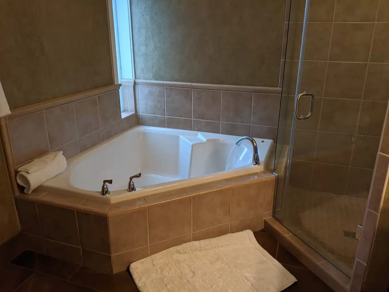 Surfsand Resort has jacuzzi suites