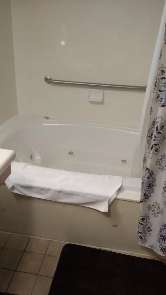 Sleep Inn & Suites Lebanon - Nashville Area has Jacuzzi suites