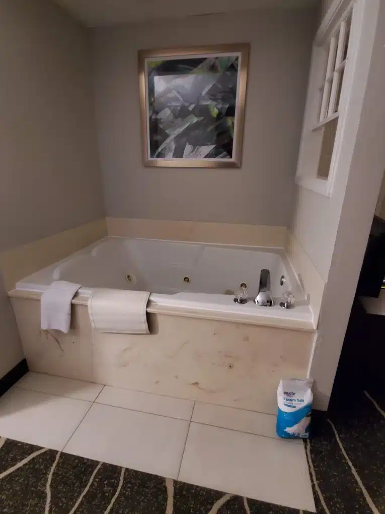 Clarion Inn Willow River has Jacuzzi suites