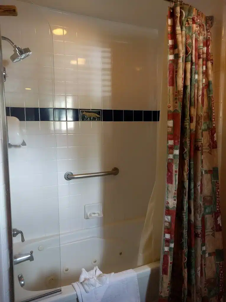 Red Wolf Lakeside Lodge has jacuzzi suites