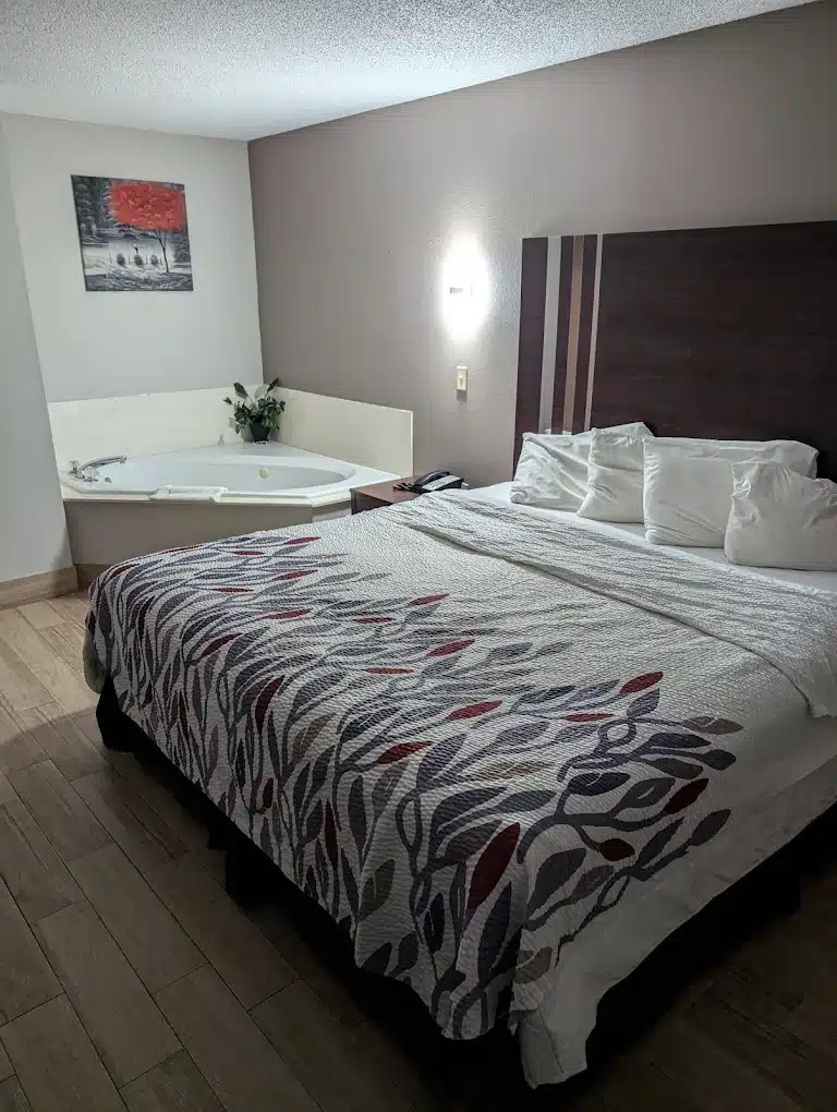 Red Roof Inn Valdosta - University has jacuzzi suites