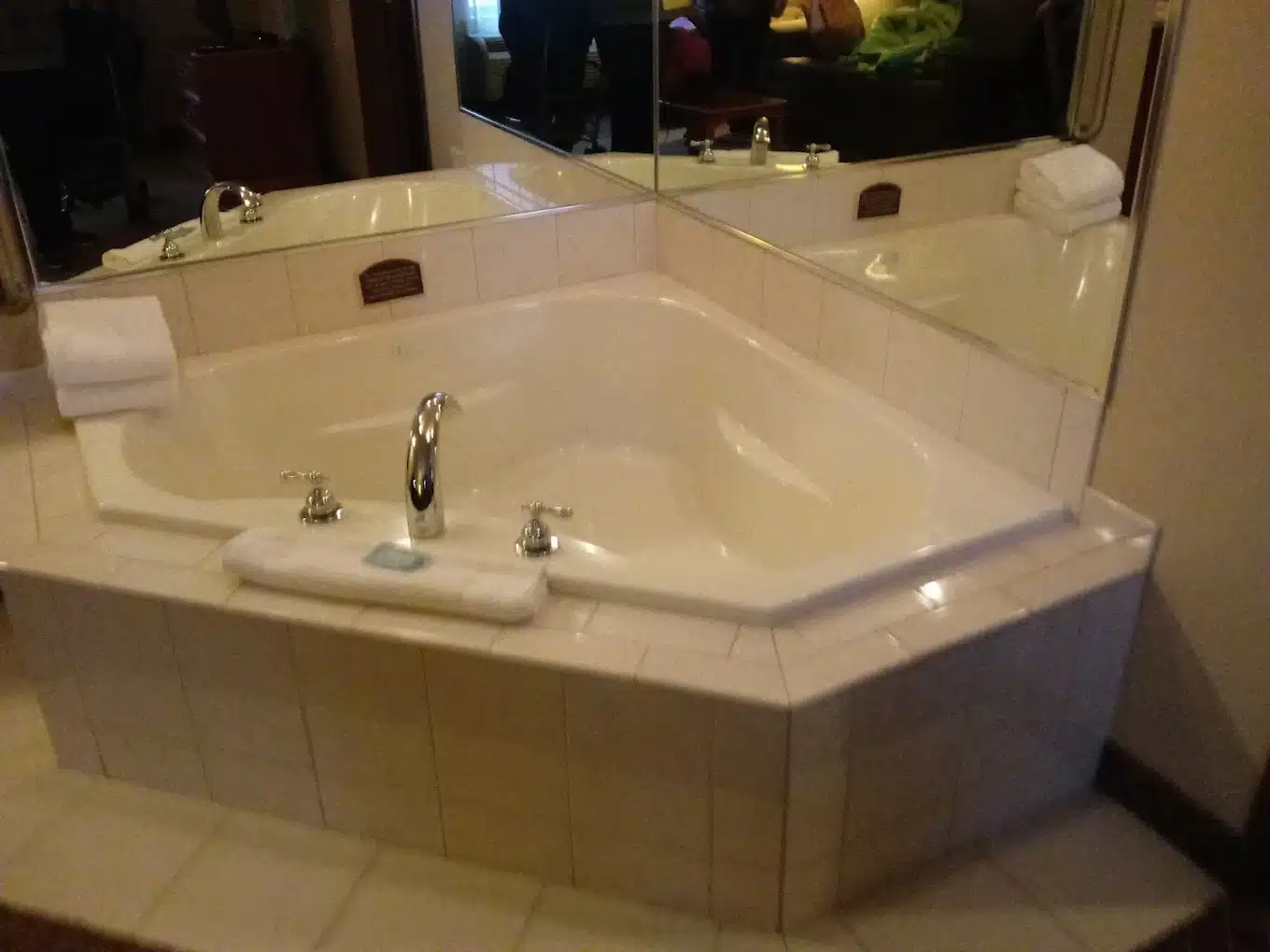 Holiday Inn Express & Suites Wausau by IHG has jacuzzi suites
