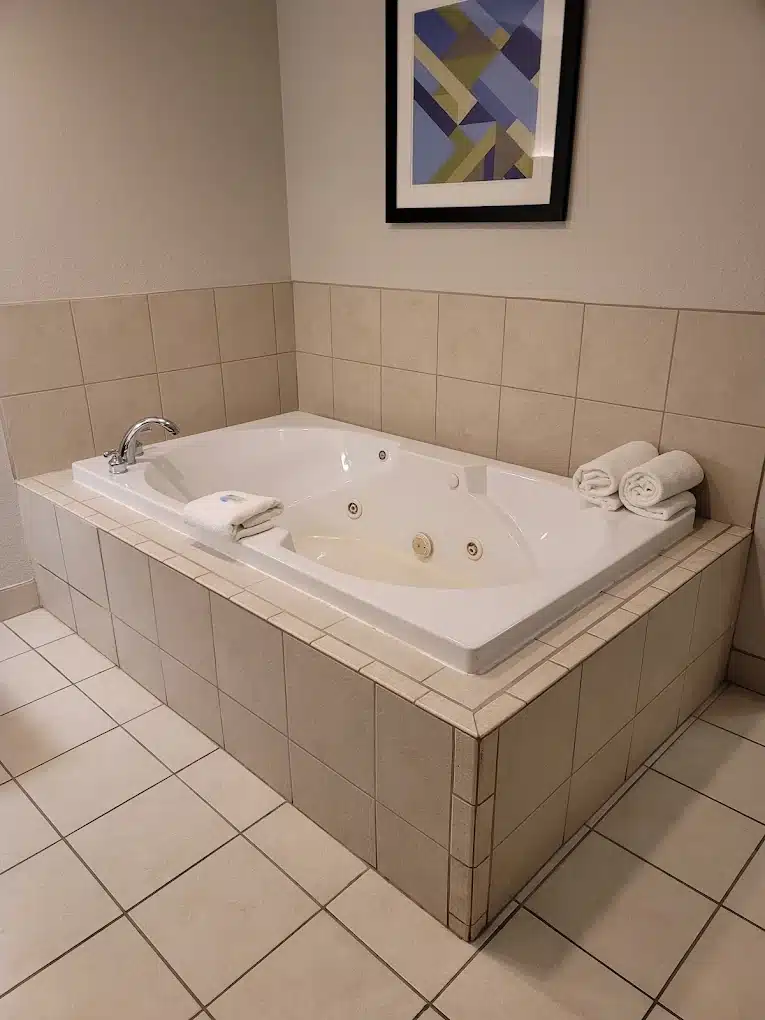 Holiday Inn Express & Suites Petoskey By IHG has private jacuzzi