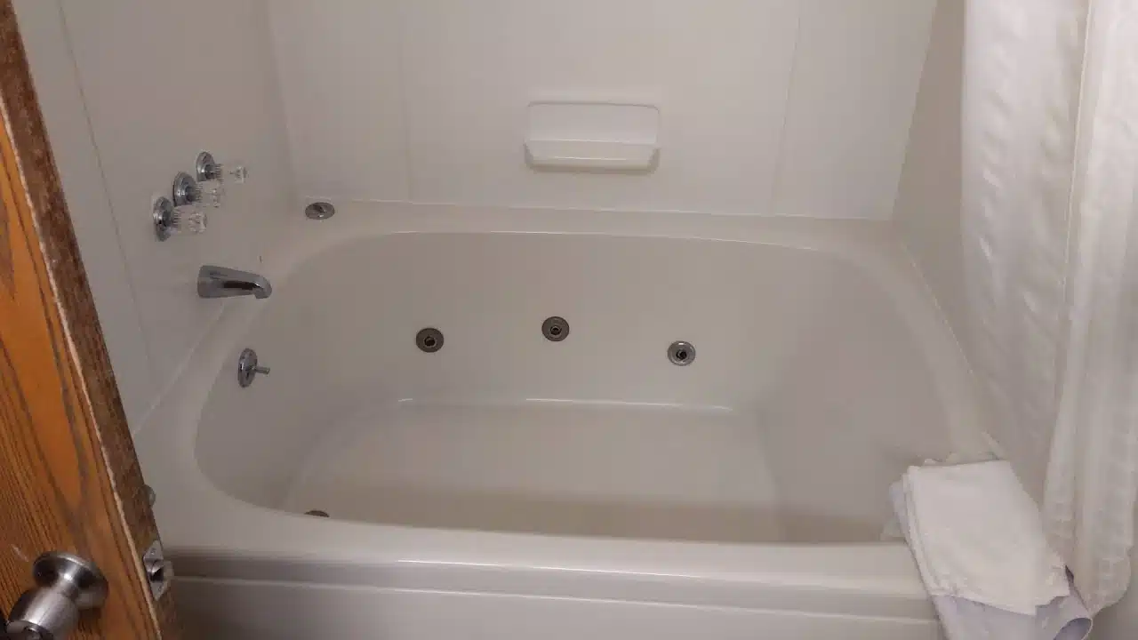 Quality Inn Petoskey - Harbor Springs has private jacuzzi