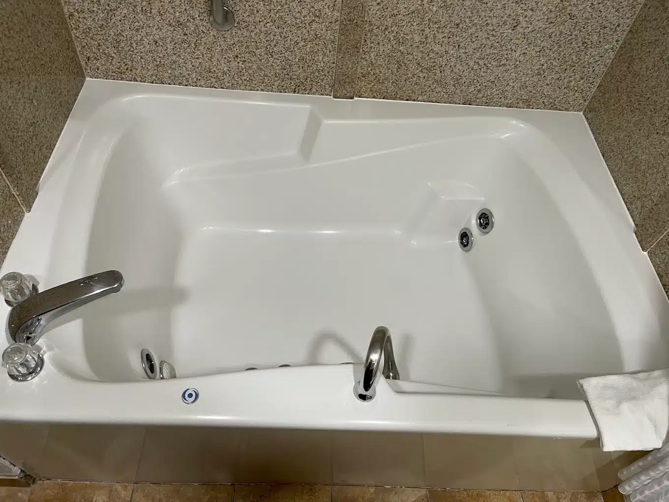 La Quinta Inn & Suites by Wyndham Columbus - Grove City has jacuzzi suites