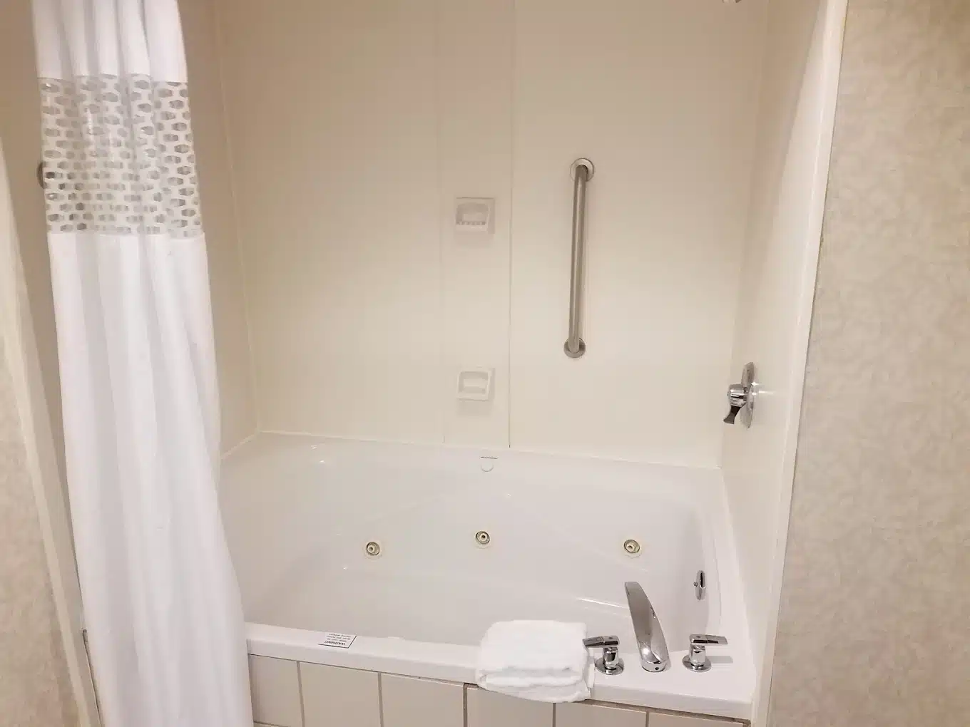 Hampton Inn Winchester N/Conference Center has jacuzzi suites
