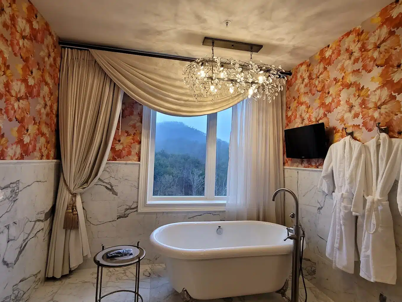 Dollywood's DreamMore Resort & Spa has suites with private hot tub