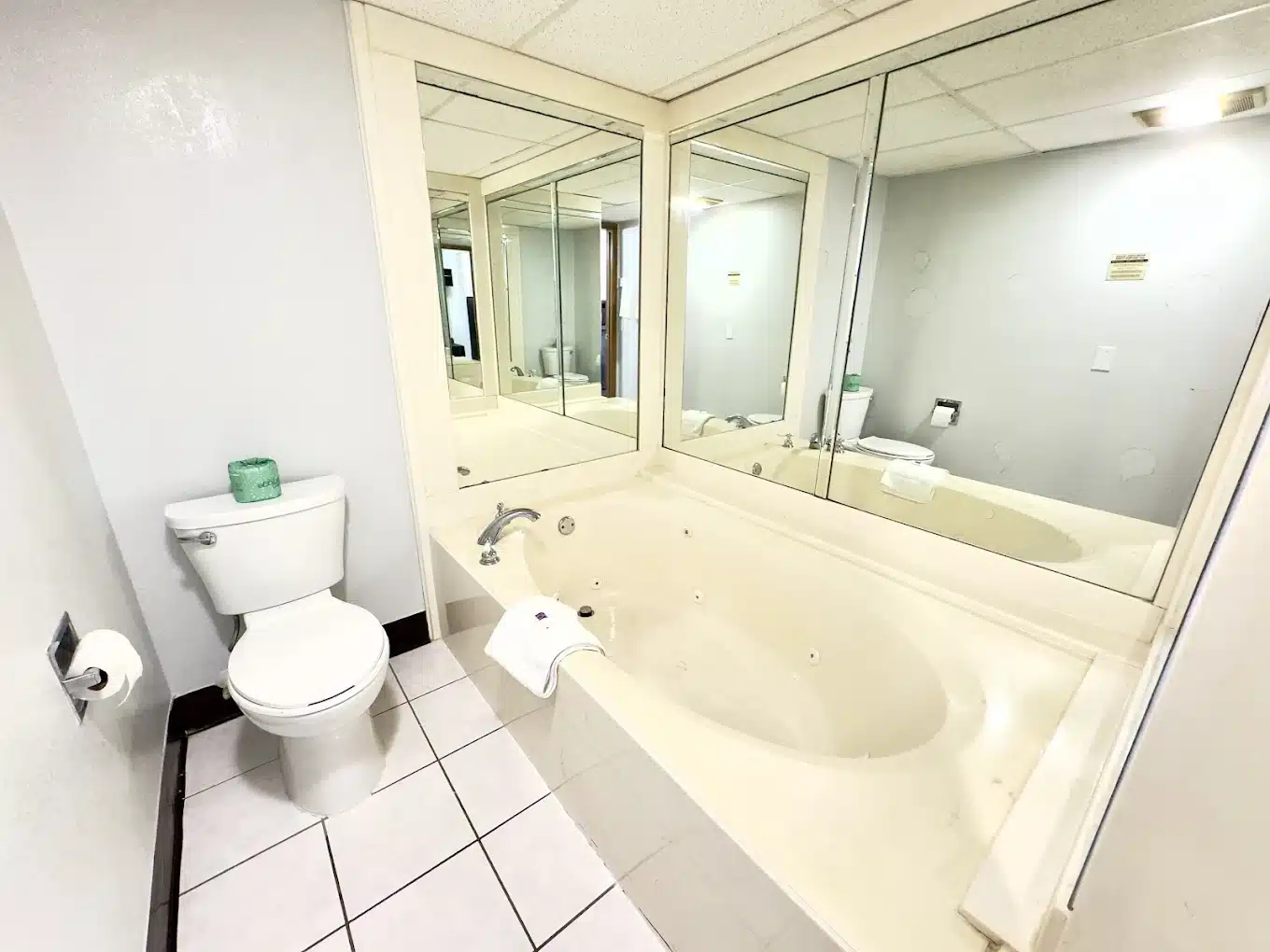 Motel 6 Dyersburg has Jacuzzi suites