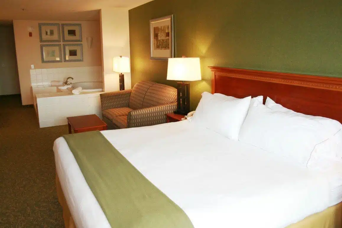 Holiday Inn Express & Suites Hagerstown has private jacuzzi