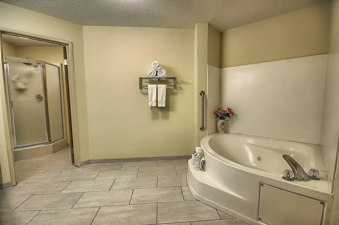 Holiday Inn Express & Suites Columbus SW-Grove City by IHG has jacuzzi suites