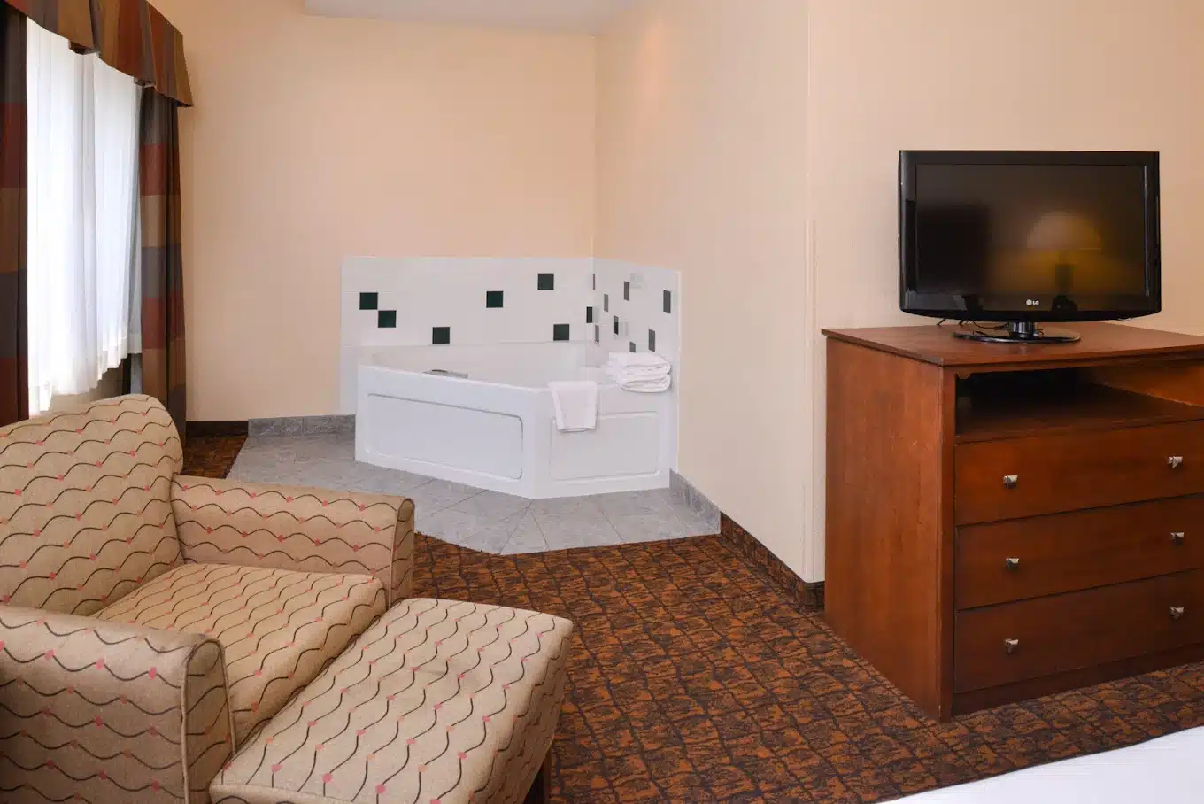Holiday Inn Express Morgantown by IHG has Jacuzzi suites