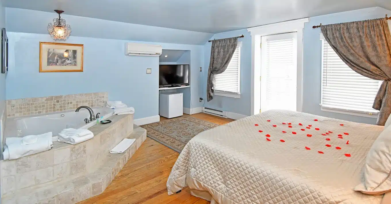 The Country Inn of Berkeley Springs has jacuzzi suites