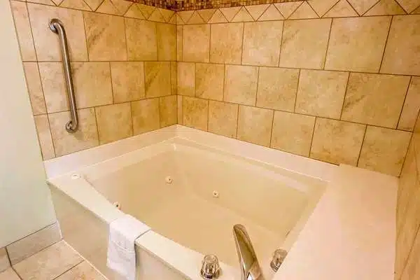Quality Inn & Suites Germantown North has Jacuzzi suites