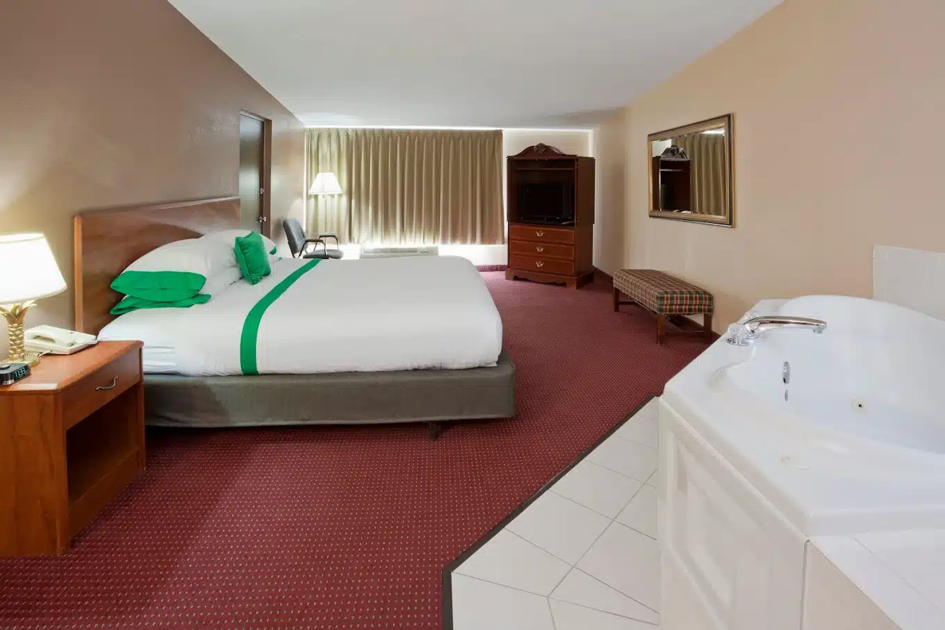 GuestHouse Rochester has jacuzzi suites