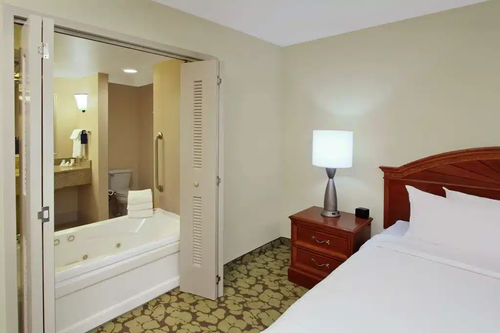 Hilton Garden Inn Chesapeake Greenbrier has private jacuzzi