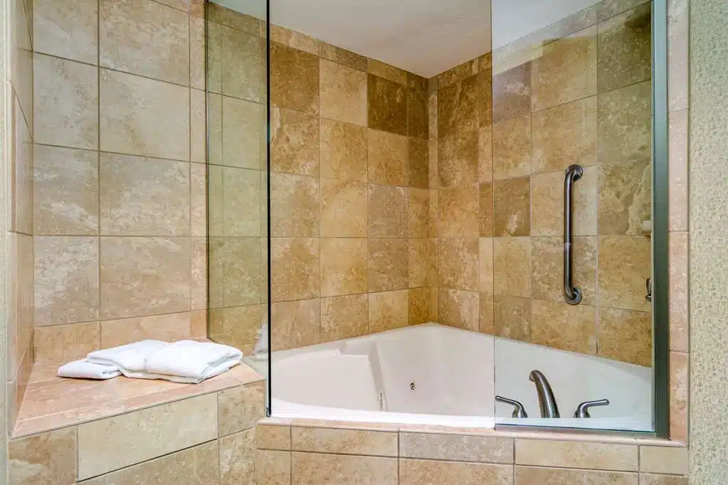 Hampton Inn Johnson City has Jacuzzi suites