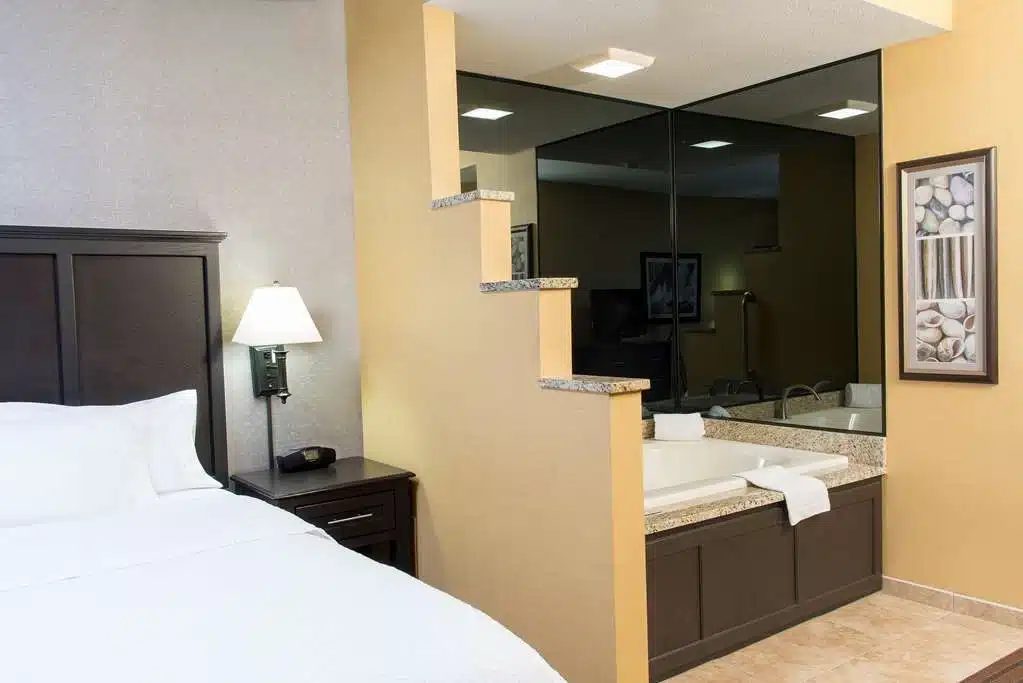 Hampton Inn Holland has jacuzzi suites