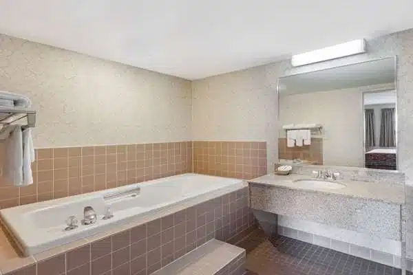 Travelodge by Wyndham Winchester has jacuzzi suites