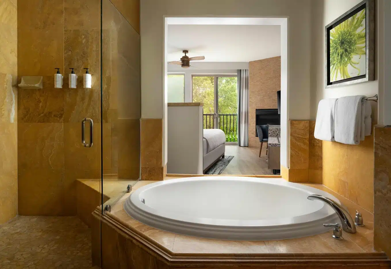 El Colibri Hotel & Spa has Jacuzzi suites
