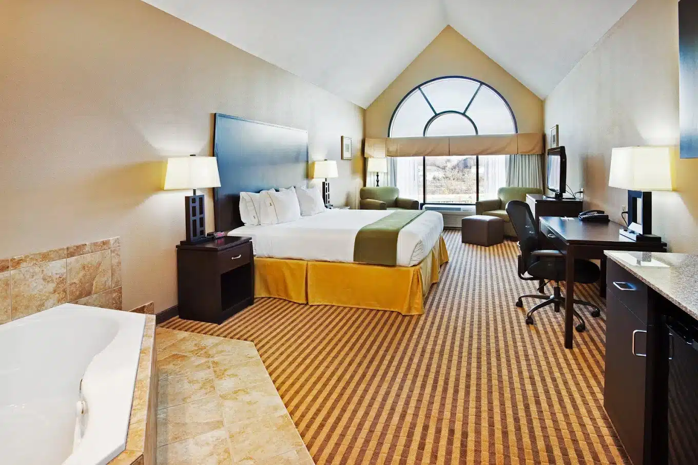 Holiday Inn Express Johnson City has Jacuzzi suites