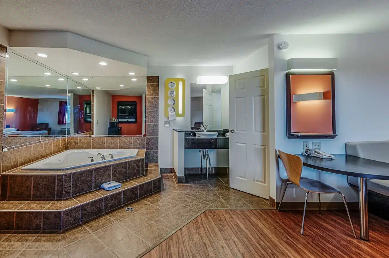 Motel 6 Martinsburg has jacuzzi suites