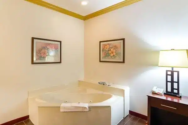 Quality Suites Lubbock has Jacuzzi suites