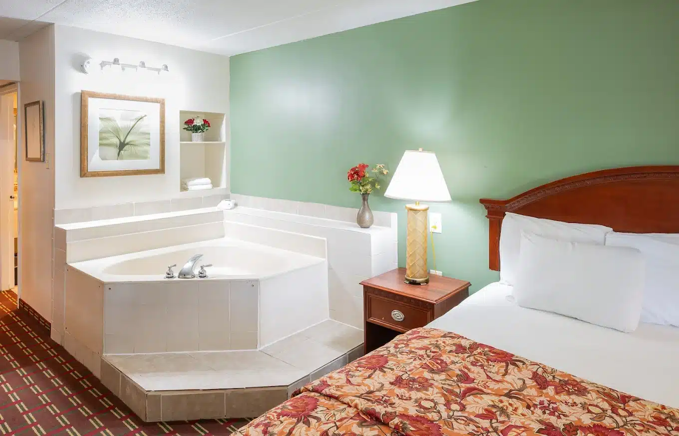 Select Inn Murfreesboro has Jacuzzi suites