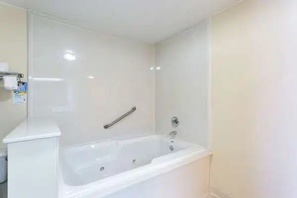 Quality Inn Union City US 51 has Jacuzzi suites