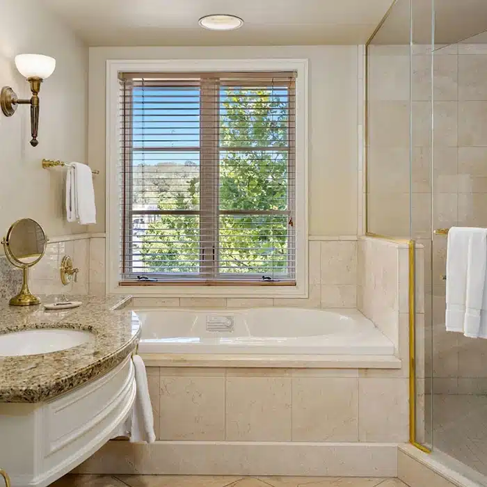 Carlton Hotel Atascadero has Jacuzzi suites