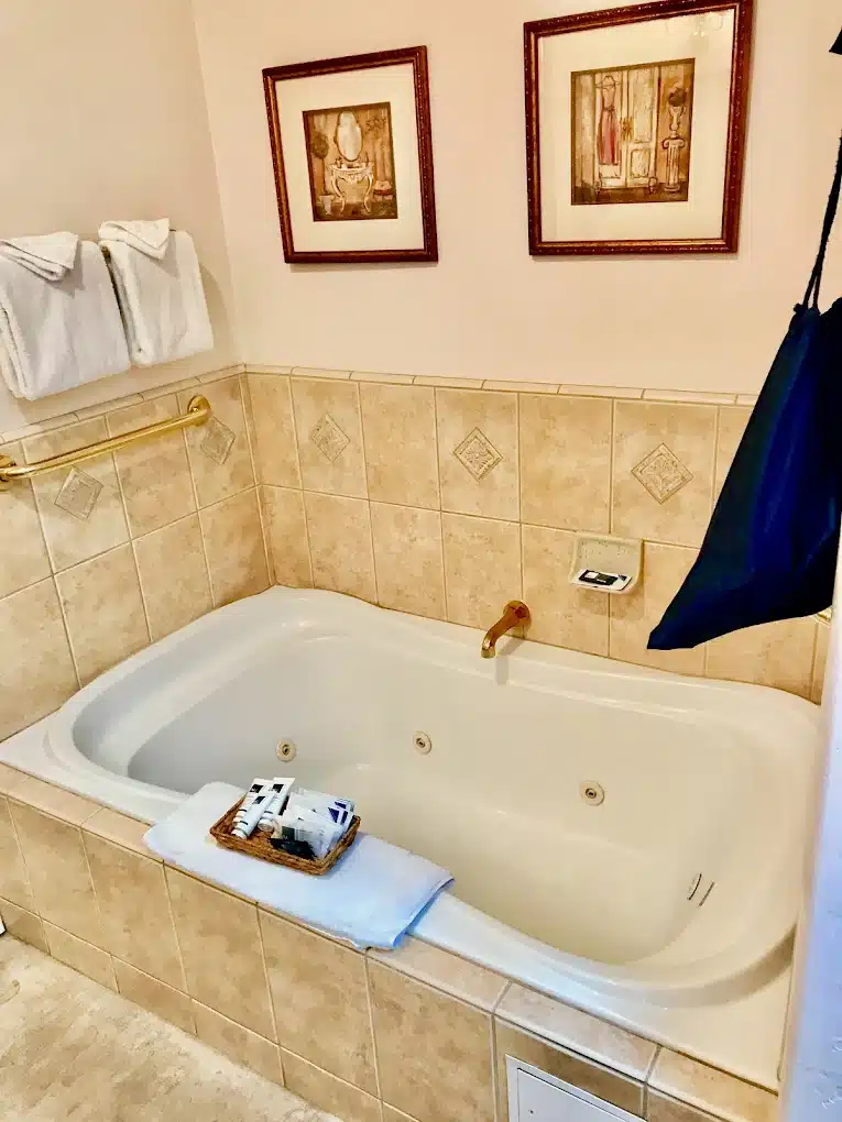 Cayucos Sunset Inn has suites with private spa tub