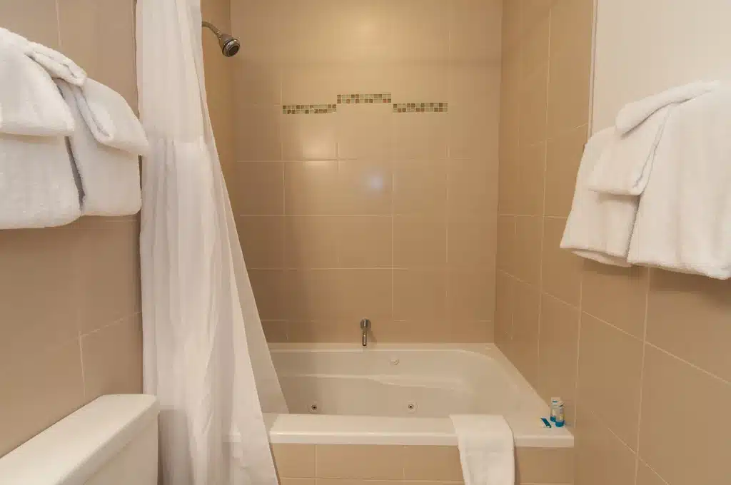Land's End at Cannon Beach has jacuzzi suites