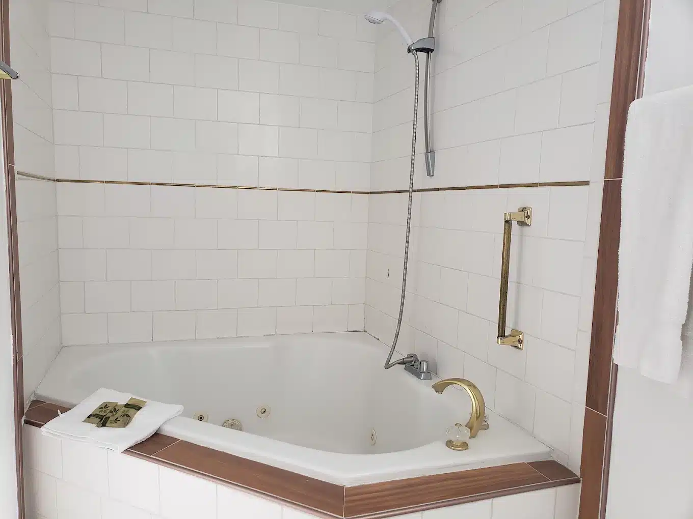 Paso Robles Wine Country Inn has jacuzzi suites