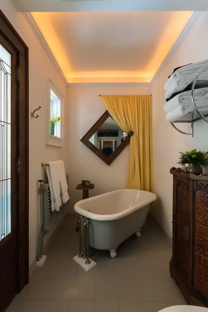 Stewart Inn Wausau has rooms with claw-foot tubs