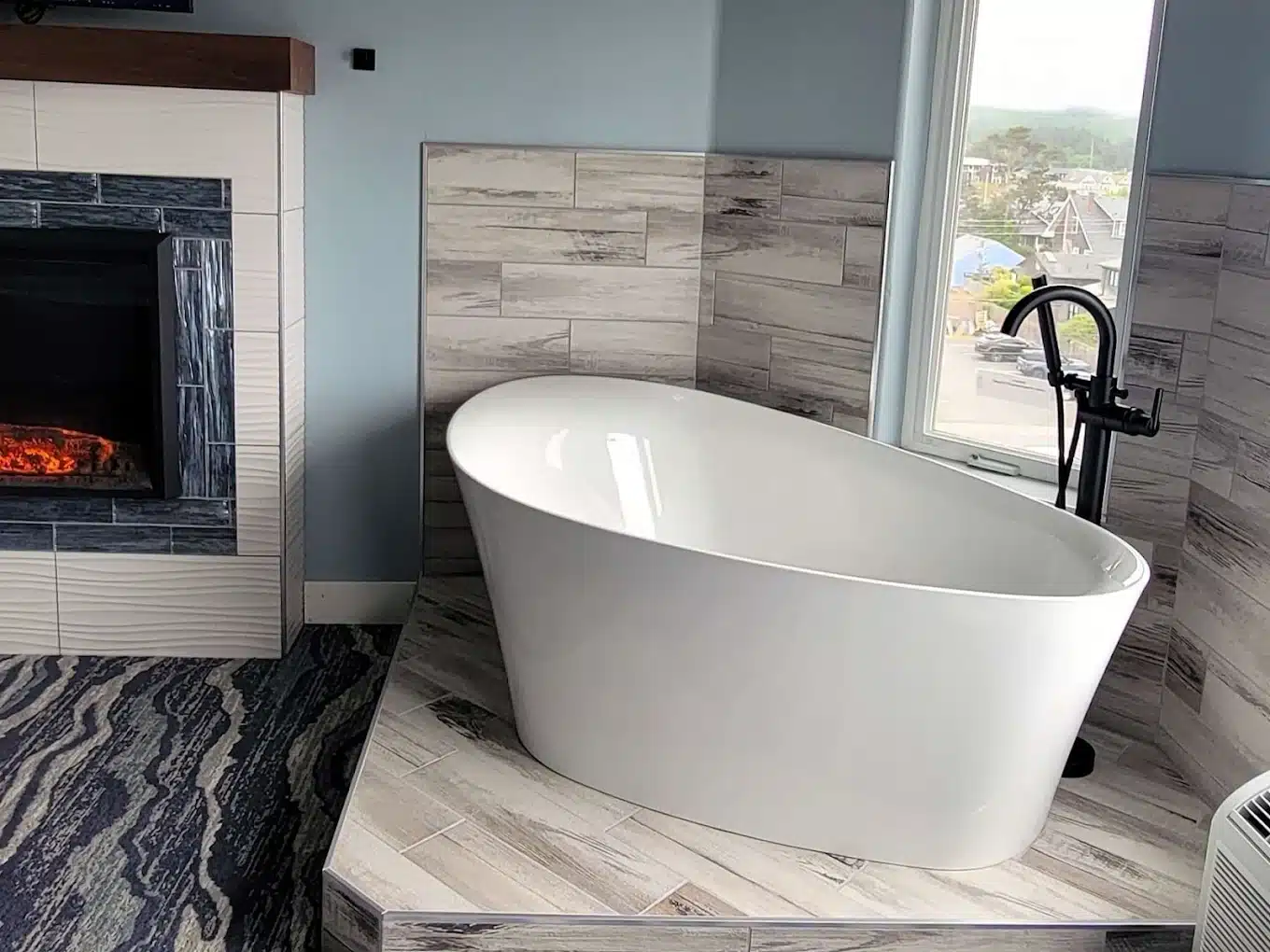 Seaside Oceanfront Inn has suites with private spa tub