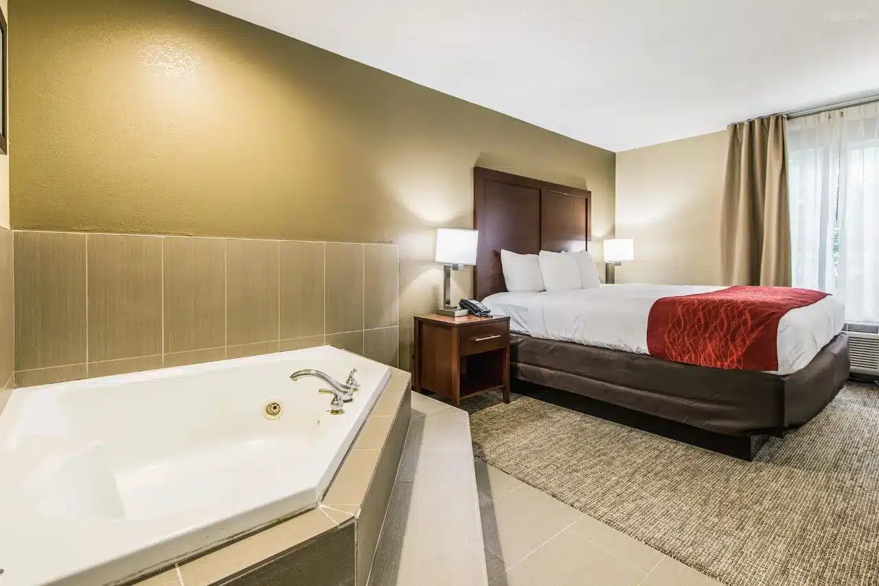 Comfort Inn & Suites Greenwood Near University has hot tub in room