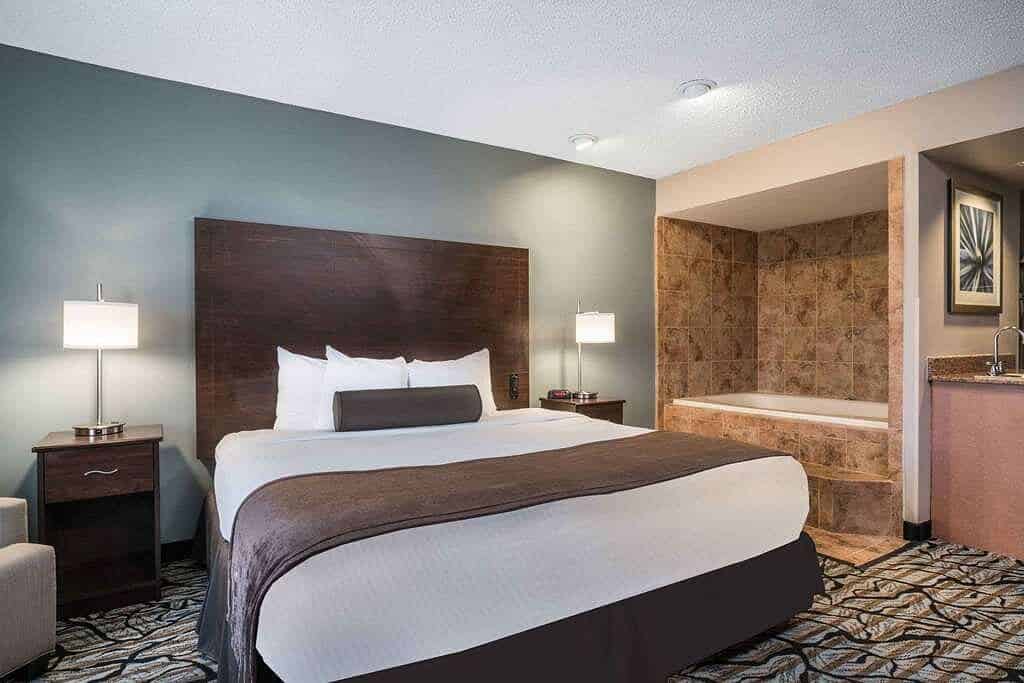 Days Inn & Suites by Wyndham Wausau has jacuzzi suites
