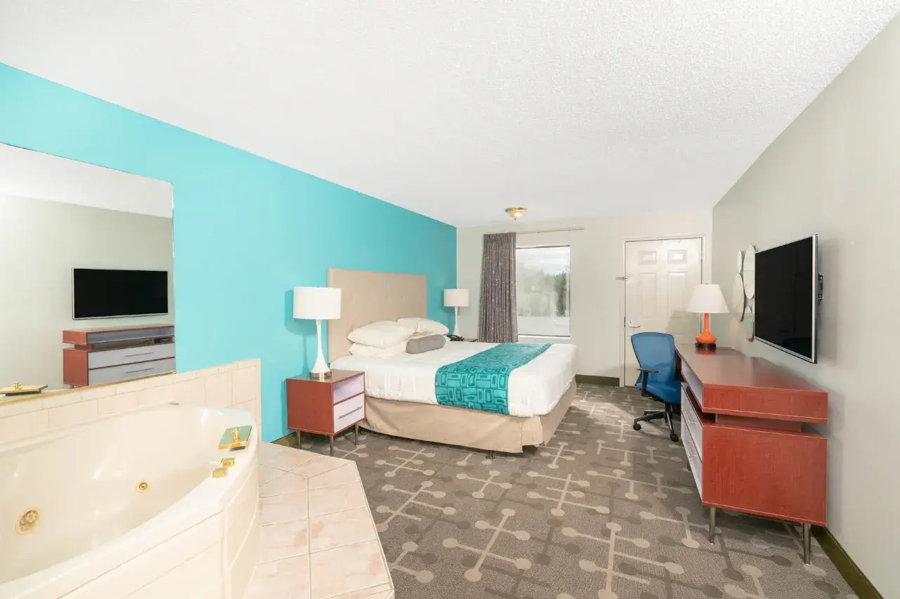 Howard Johnson by Wyndham Aiken has jacuzzi tub in room