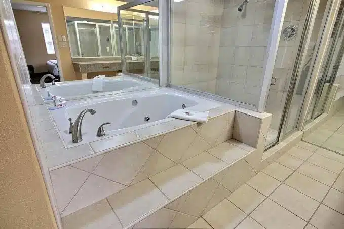 Econo Lodge at Military Circle has private jacuzzi